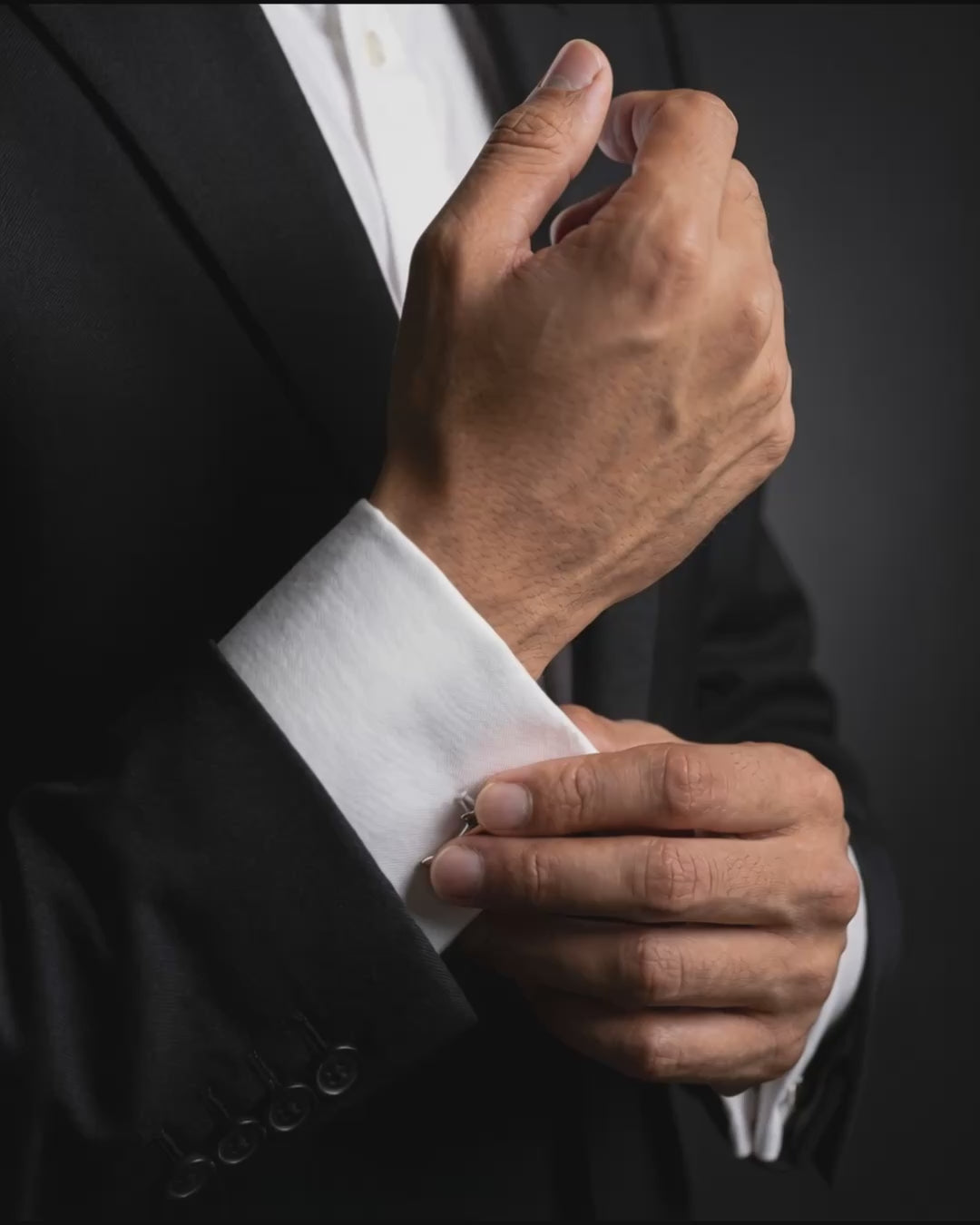 Load video: shark-cufflinks-1069-444